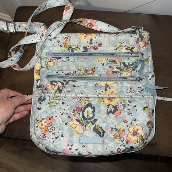 Vera Bradley light blue flower pattern triple zip crossbody purse - Picture 15 of 17